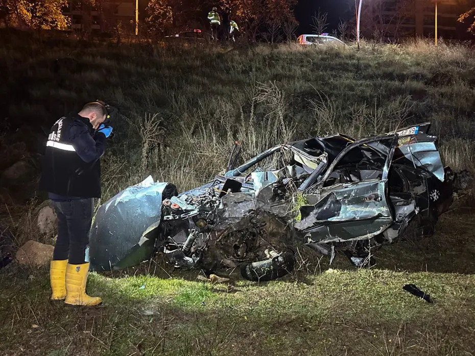 Şarampole devrilen araçta 2 kişi öldü