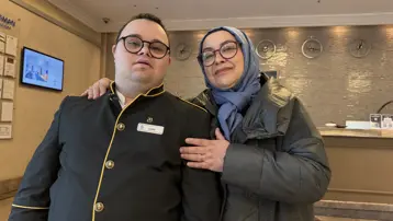 Down sendromlu Emre, 9 yıldır aynı otelde çalışıyor. En büyük hayali emekli olunca tatil yapmak