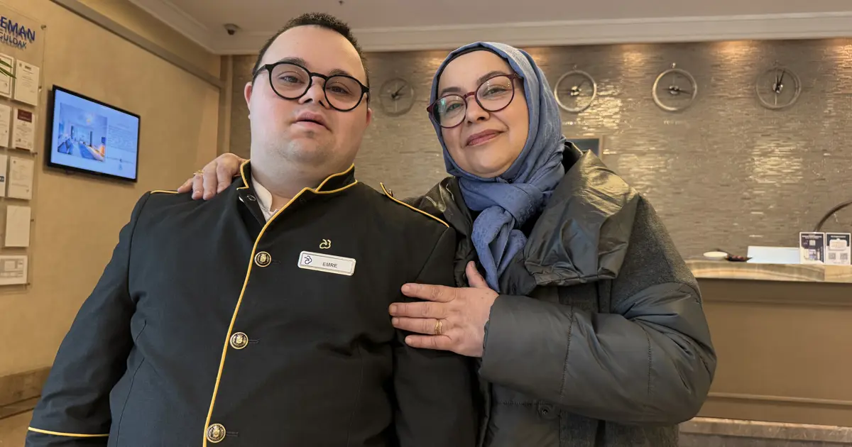 Down sendromlu Emre, 9 yıldır aynı otelde çalışıyor. En büyük hayali emekli olunca tatil yapmak