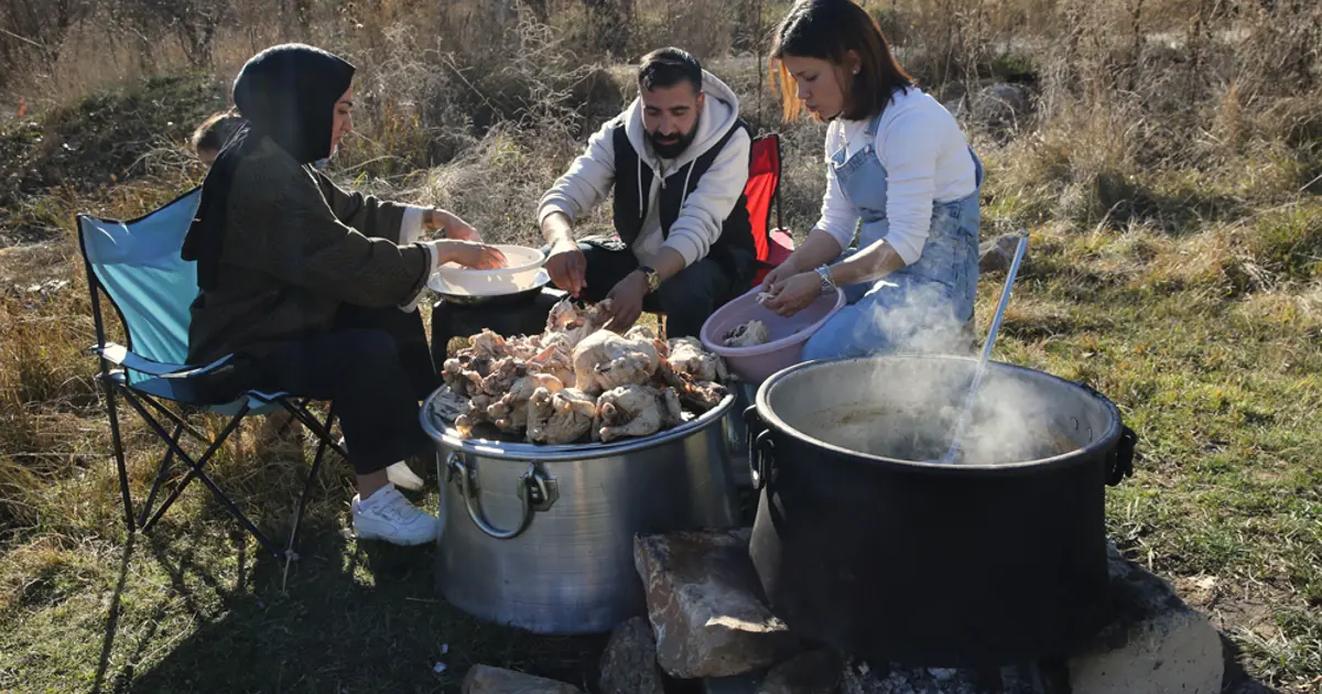 Kazanda pişirip sokak sokak gezip, besliyor. Kazancının bir kısmını onlara harcıyor