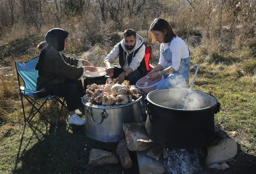 Kazanda pişirip sokak sokak gezip, besliyor. Kazancının bir kısmını onlara harcıyor 