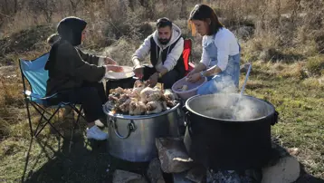 Kazanda pişirip sokak sokak gezip, besliyor. Kazancının bir kısmını onlara harcıyor