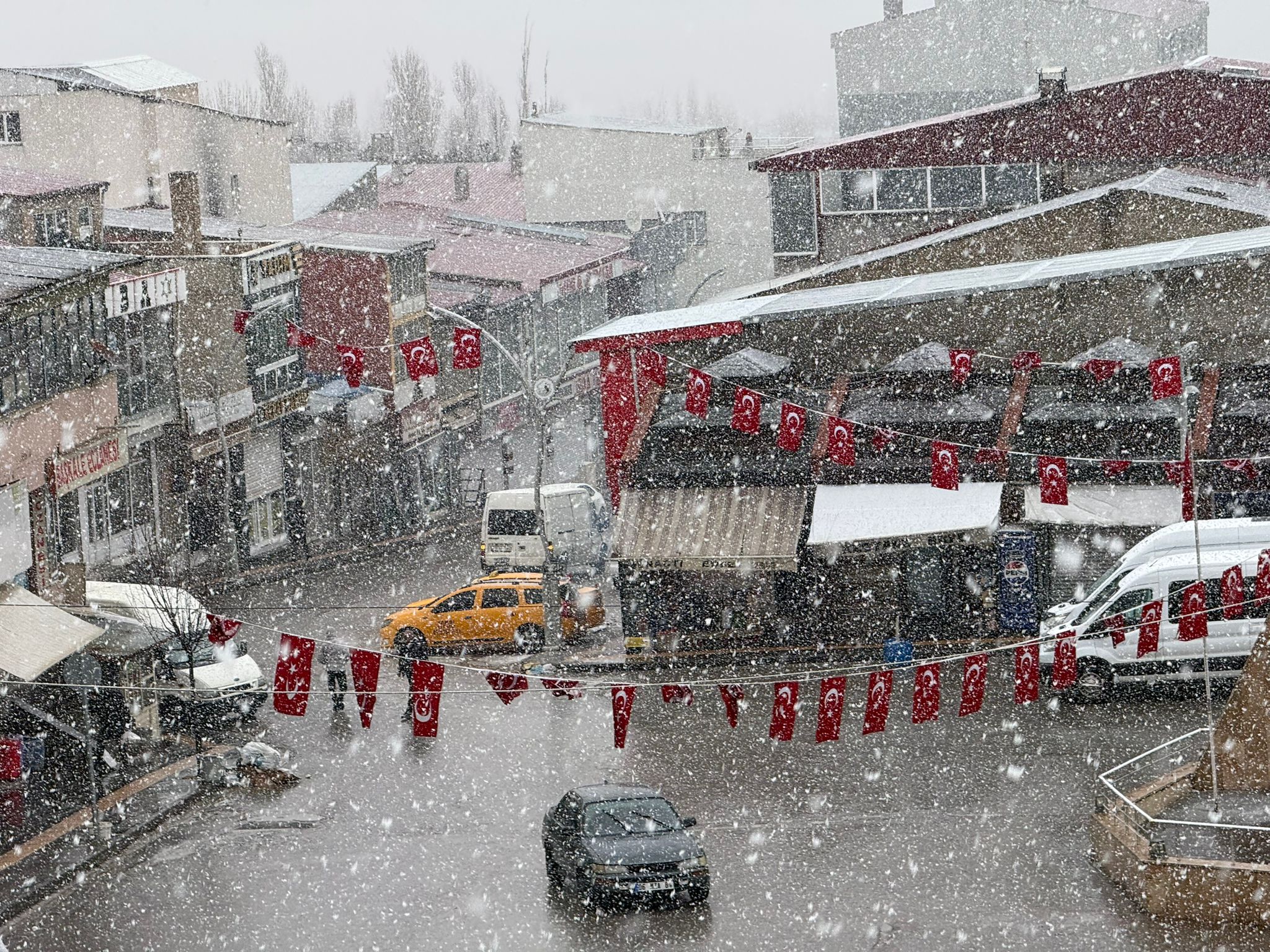 Sağanak yerini kara bıraktı