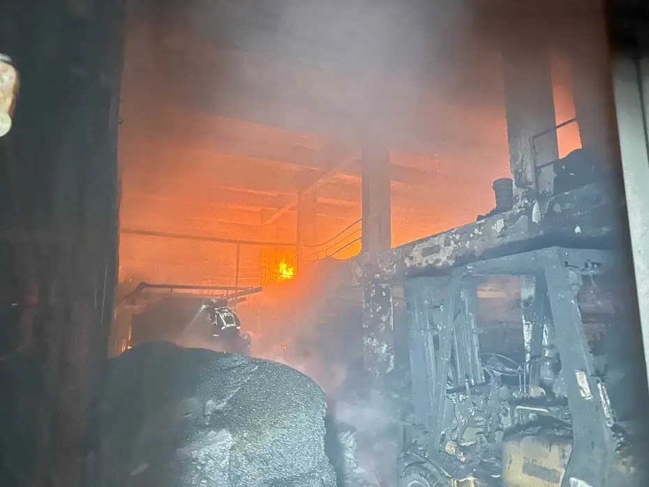 Uşak'ta plastik fabrikasında yangın