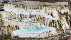 Renkli göletler ve beyaz taşlardan oluşuyor, turistlerin uğrak noktası oldu