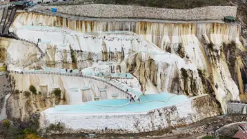 Renkli göletler ve beyaz taşlardan oluşuyor, turistlerin uğrak noktası oldu