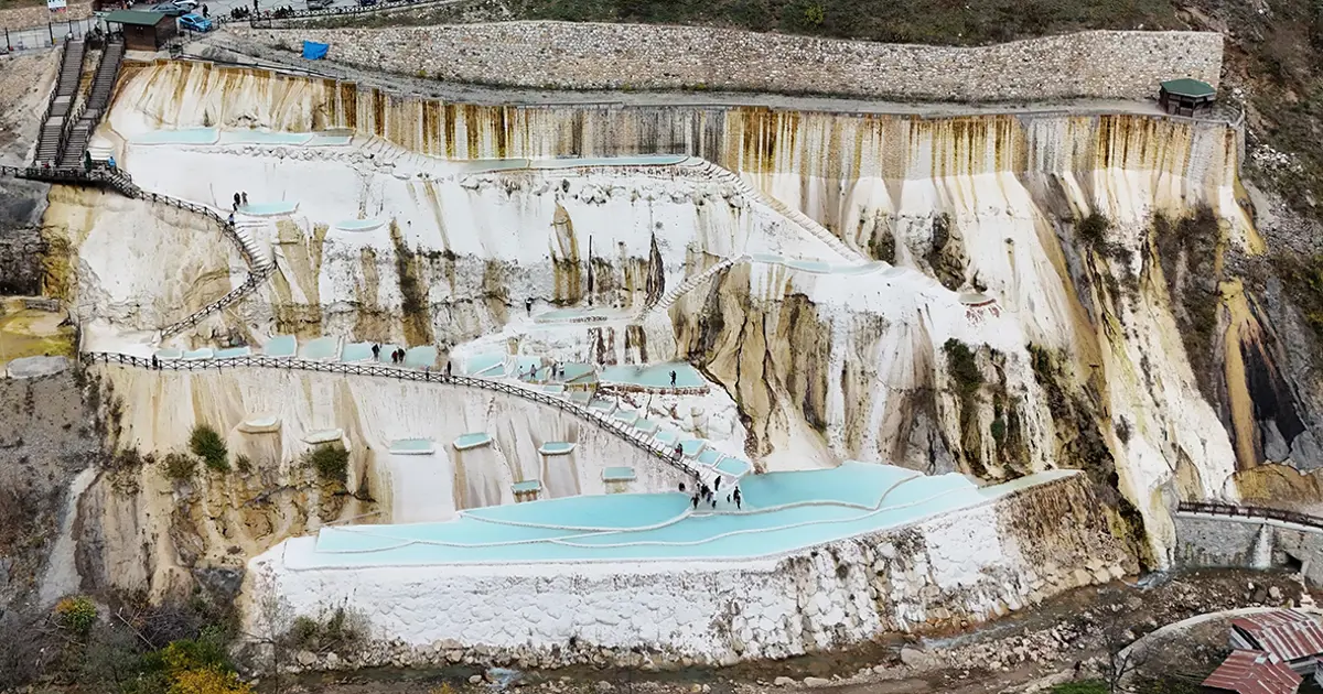 Renkli göletler ve beyaz taşlardan oluşuyor, turistlerin uğrak noktası oldu