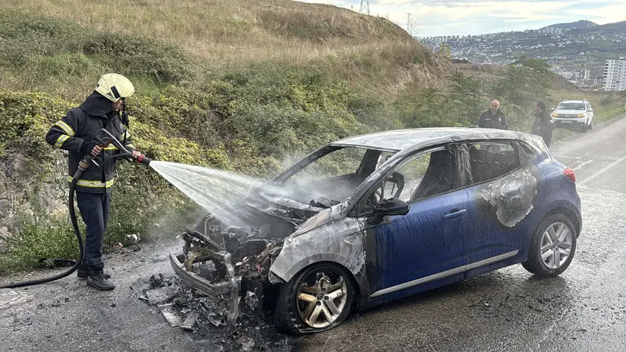 AİLESİYLE BİRLİKTE ARABADAYDI 1