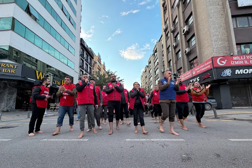 Belediye işçilerinden çıplak ayaklı eylem Belediye işçilerinden çıplak ayaklı eylem