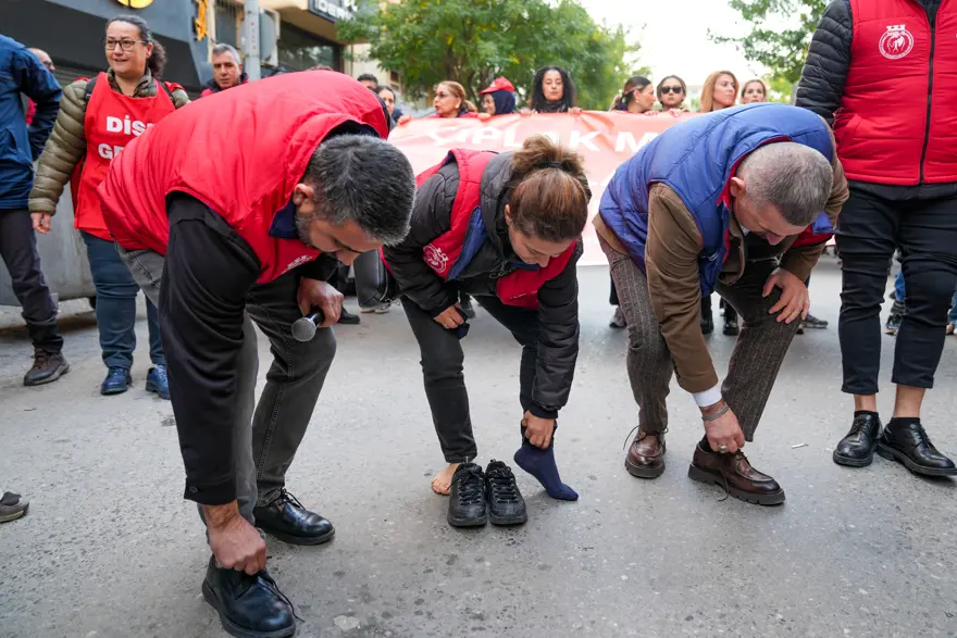 Belediye işçilerinden çıplak ayaklı eylem 1