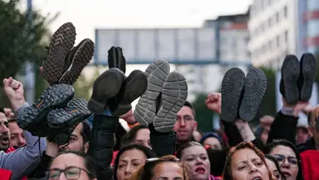 Belediye işçilerinden çıplak ayaklı eylem 