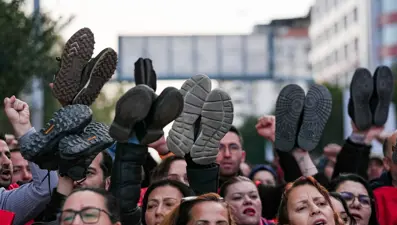 Belediye işçilerinden çıplak ayaklı eylem 