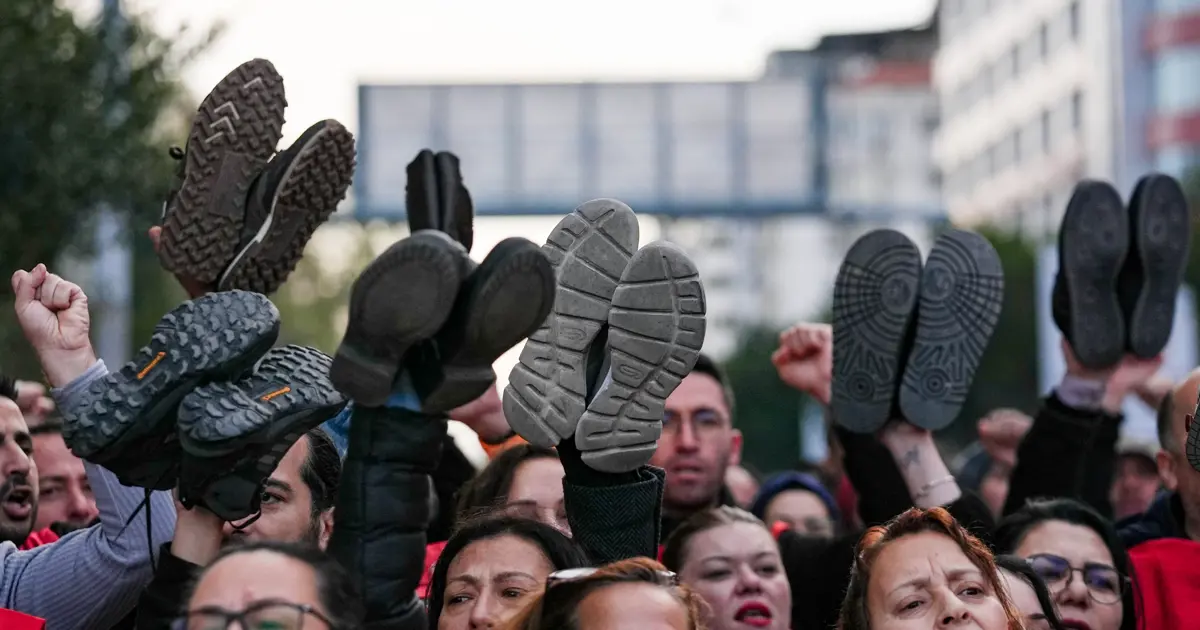 Belediye işçilerinden çıplak ayaklı eylem
