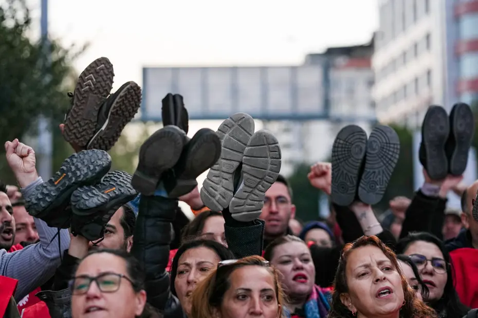 Belediye işçilerinden çıplak ayaklı eylem 