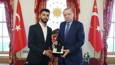Cumhurbaşkanı Erdoğan, Oscar ödüllü Filistinli yönetmen Adra'yla bir araya geldi