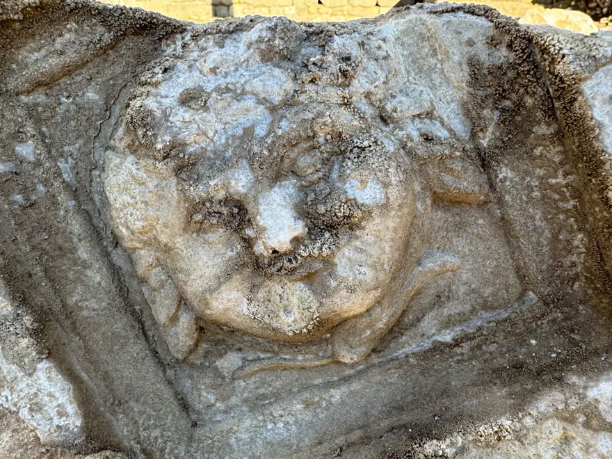 Bartın'da Medusa'nın gülümseyen yüzü bulundu. Gözlerine bakanı taşa çevirdiğine inanılıyor  1