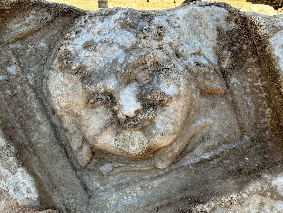 Bartın'da Medusa'nın gülümseyen yüzü bulundu. Gözlerine bakanı taşa çevirdiğine inanılıyor 