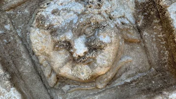 Bartın'da Medusa'nın gülümseyen yüzü bulundu. Gözlerine bakanı taşa çevirdiğine inanılıyor