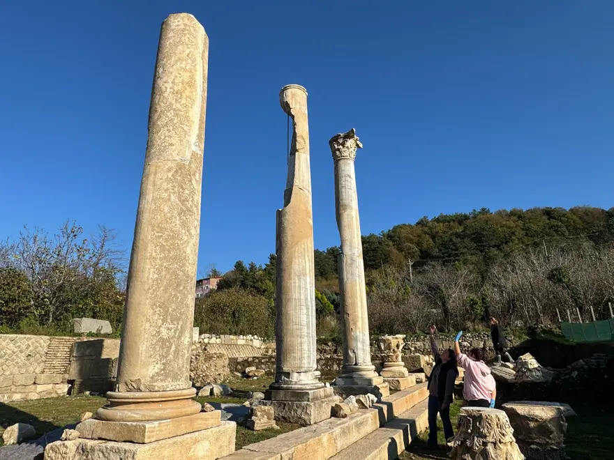 Bartın'da Medusa'nın gülümseyen yüzü bulundu. Gözlerine bakanı taşa çevirdiğine inanılıyor  3