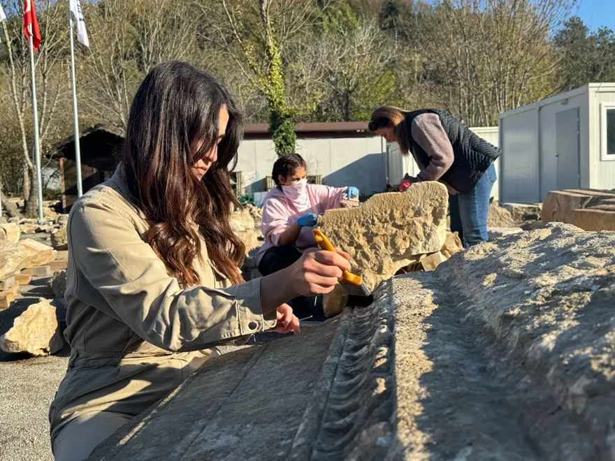 Bartın'da Medusa'nın gülümseyen yüzü bulundu. Gözlerine bakanı taşa çevirdiğine inanılıyor  2