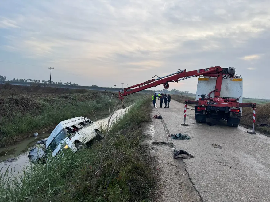 Tarım işçilerinin servisi devrildi, 18 kişi yaralandı 2