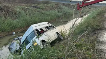 Tarım işçilerinin servisi devrildi, 18 kişi yaralandı