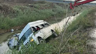 Tarım işçilerinin servisi devrildi, 18 kişi yaralandı