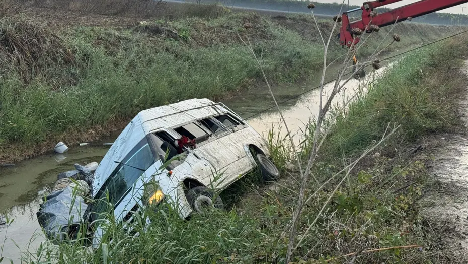 Tarım işçilerinin servisi devrildi, 18 kişi yaralandı