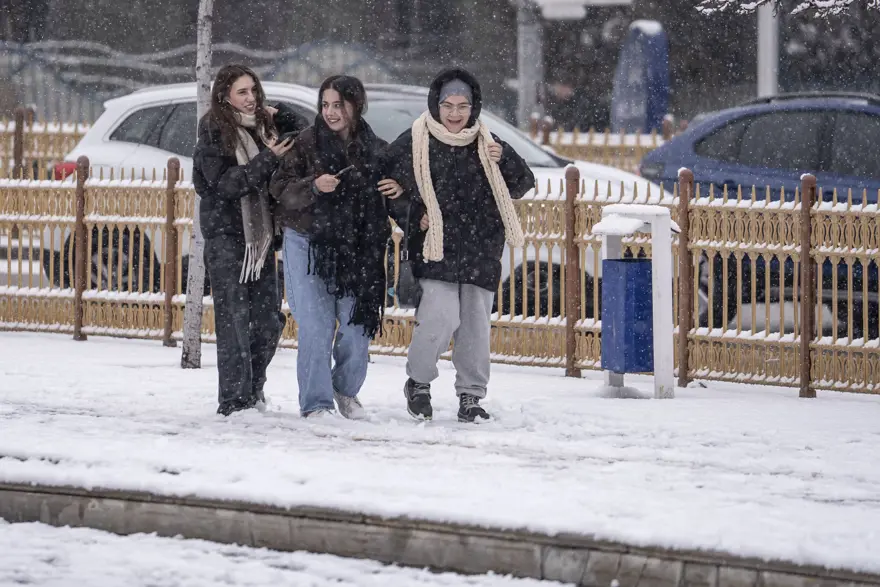 9 kentte kar, 27 kentte ise sağanak yağış bekleniyor. Hava durumu nasıl olacak? 1 9 kentte kar, 27 kentte ise sağanak yağış bekleniyor. Hava durumu nasıl olacak? 1