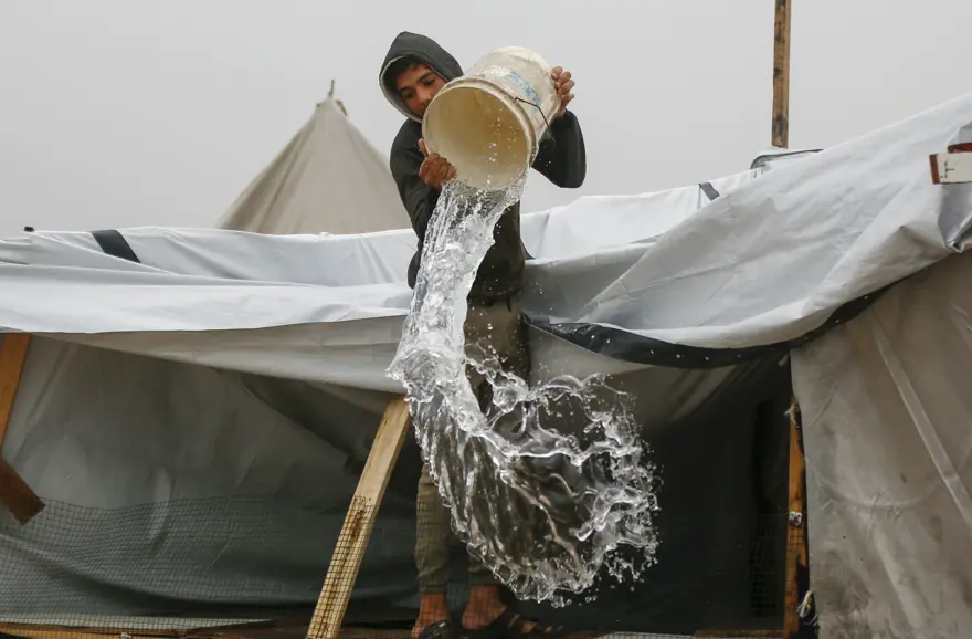 "ELLERİNDEKİ HER ŞEYLE MÜCADELE EDİYORLAR"  3