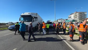 Antalya&#x27;da yok bakım çalışmasında sürücüleri uyaran işçiye TIR çarptı