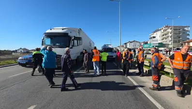 Antalya'da yok bakım çalışmasında sürücüleri uyaran işçiye TIR çarptı