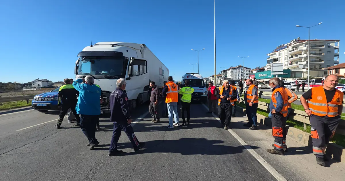 Antalya'da yok bakım çalışmasında sürücüleri uyaran işçiye TIR çarptı