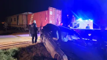 Yük treni otomobile çarptı, 5 kişi yaralandı