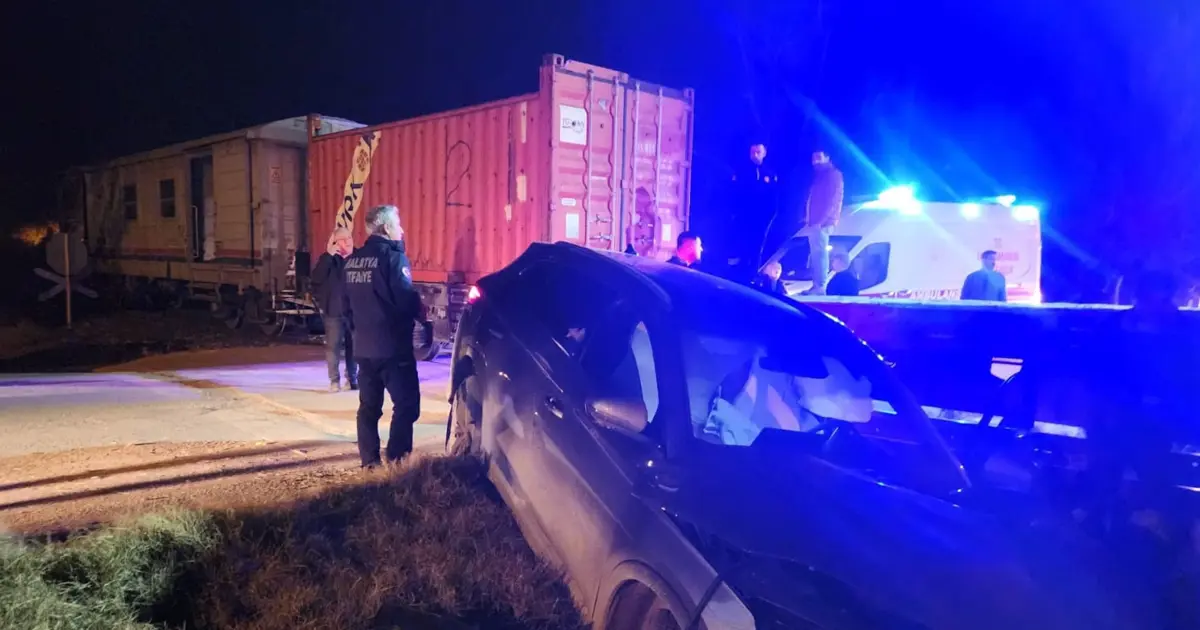 Yük treni otomobile çarptı, 5 kişi yaralandı