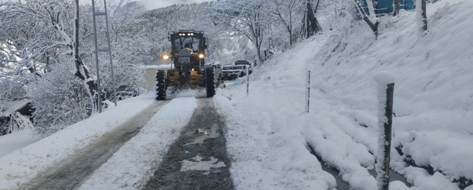 Kar kalınlığı 3 metreyi buldu. Araçlar yolda kaldı, vatandaşlar kurtarılmayı bekledi