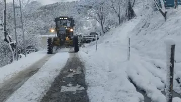 Kar kalınlığı 3 metreyi buldu. Araçlar yolda kaldı, vatandaşlar kurtarılmayı bekledi