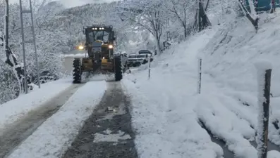 Kar kalınlığı 3 metreyi buldu. Araçlar yolda kaldı, vatandaşlar kurtarılmayı bekledi