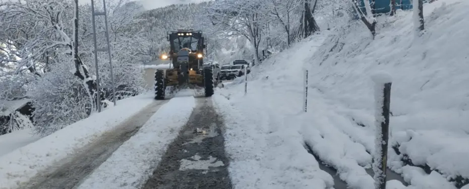 Kar kalınlığı 3 metreyi buldu. Araçlar yolda kaldı, vatandaşlar kurtarılmayı bekledi
