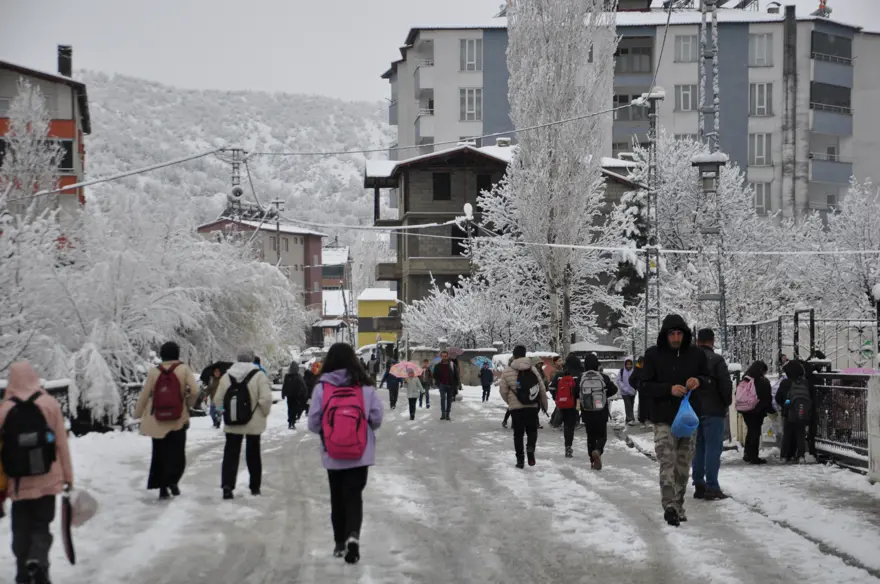 AKOM saat verdi. Buz gibi hava ve kar kapıda 8