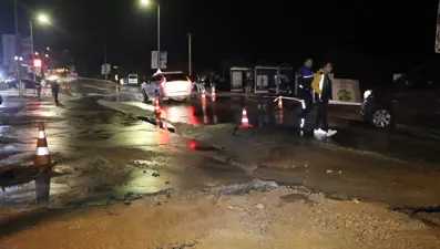 Bodrum'da içme suyu hattı patladı, yol çöktü