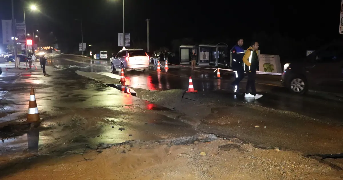 Bodrum'da içme suyu hattı patladı, yol çöktü