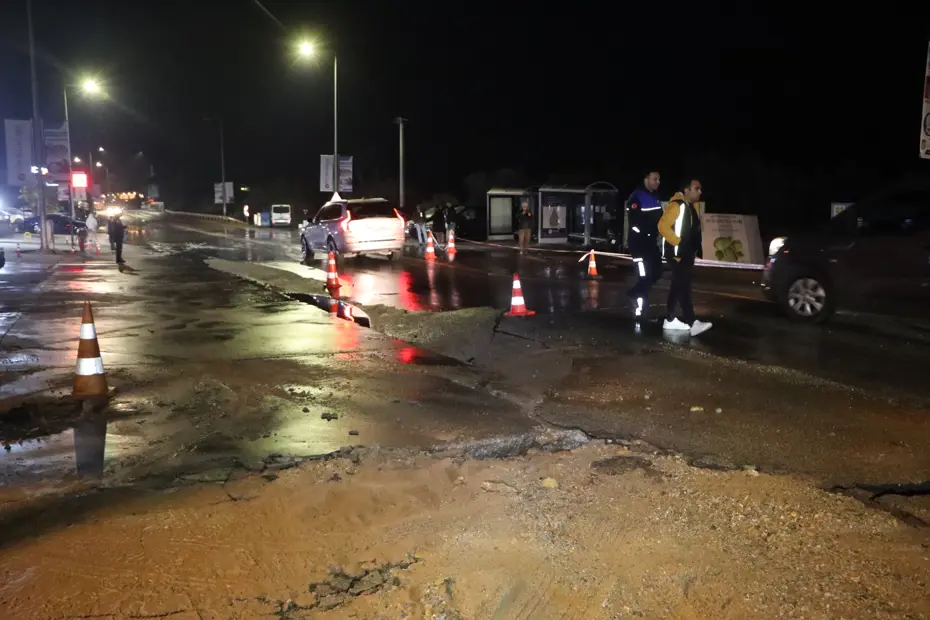 Bodrum'da içme suyu hattı patladı, yol çöktü