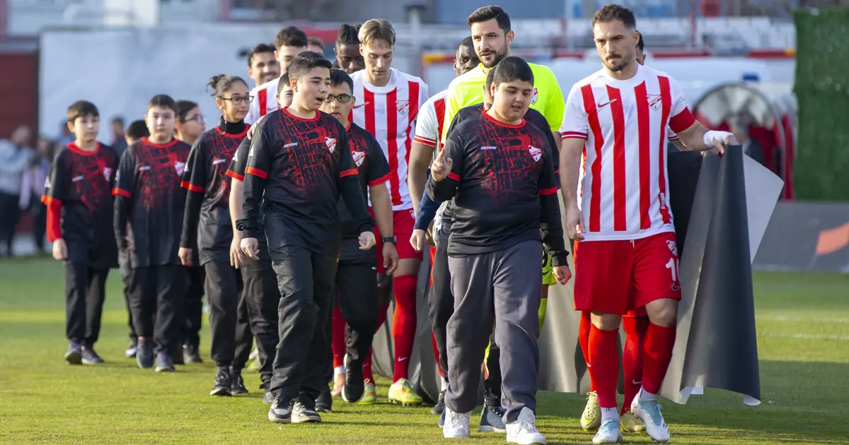 Düdük çaldı, 1 dakika kimse hareket etmedi! Kulüpten "Caydırıcı olacağız" şeklinde açıklama geldi