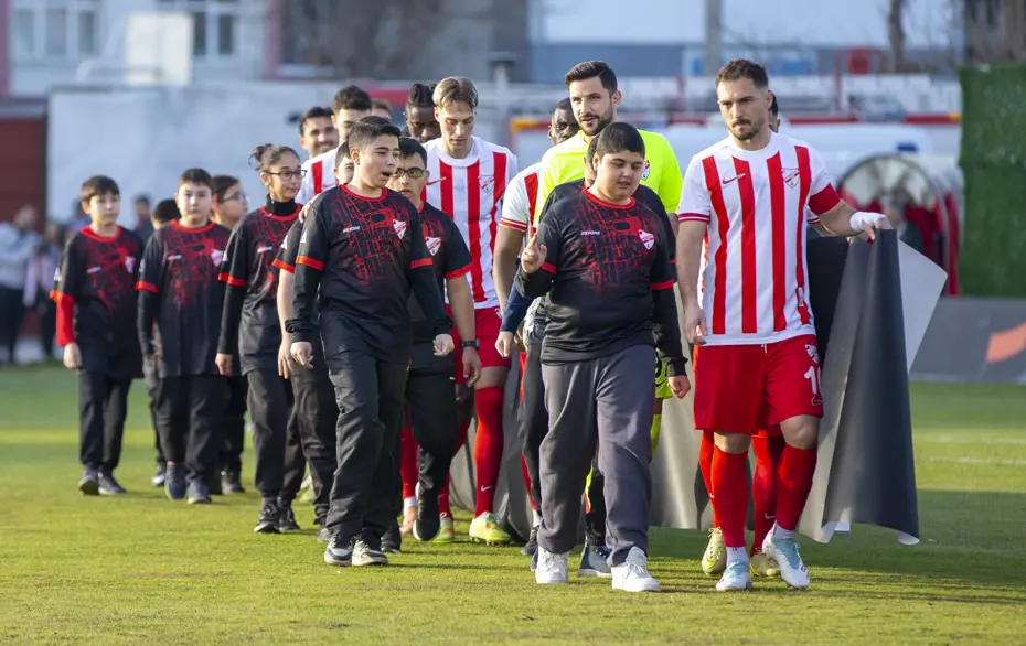 Düdük çaldı, 1 dakika kimse hareket etmedi! Kulüpten 