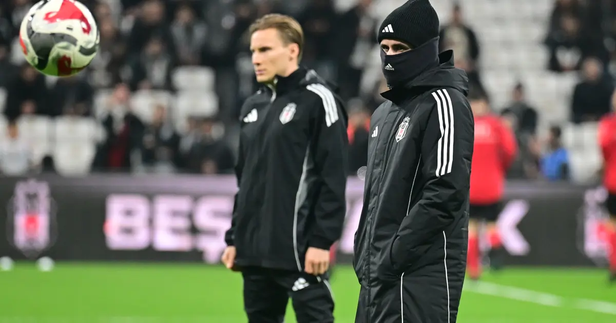 48 gün sonra taraftarın önüne çıkan Rafa Silva'dan tepki çeken görüntü. Islık ve protesto