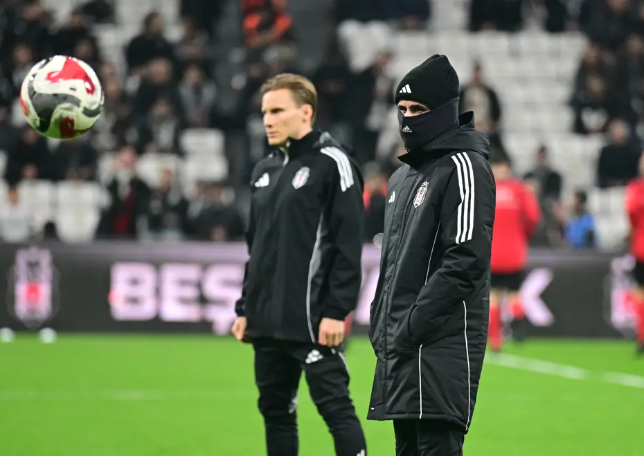 48 gün sonra taraftarın önüne çıkan Rafa Silva'dan tepki çeken görüntü. Islık ve protesto