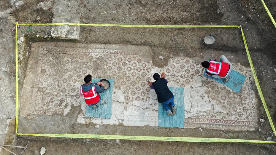 Depremde yıkılan binanın kazı çalışmalarında Antik Çağ'dan tarihi eserler çıktı 