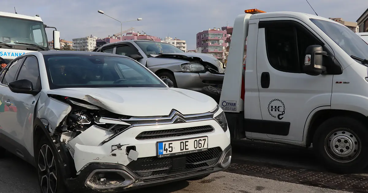 İzmir'de kırmızı ışıkta feci kaza