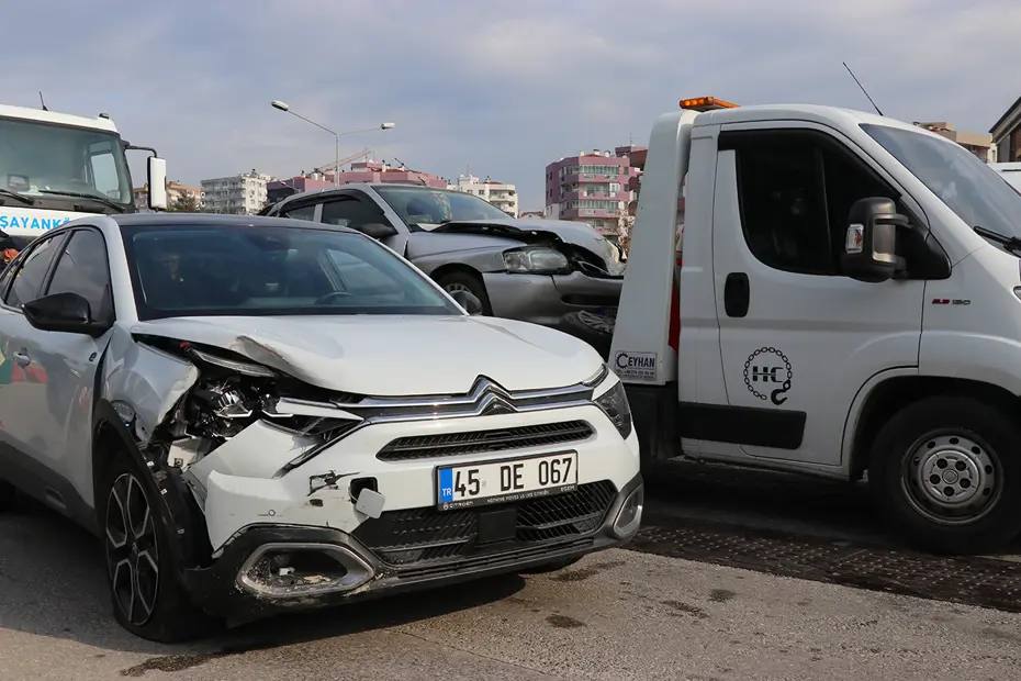 İzmir'de kırmızı ışıkta feci kaza
